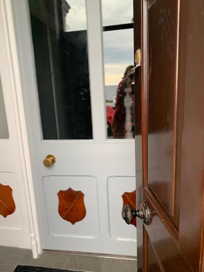 شقة Stunning 3 Bed Seafront Mansion Building Sleeps 6 Adults Or 8 With Kids بورتراش المظهر الخارجي الصورة